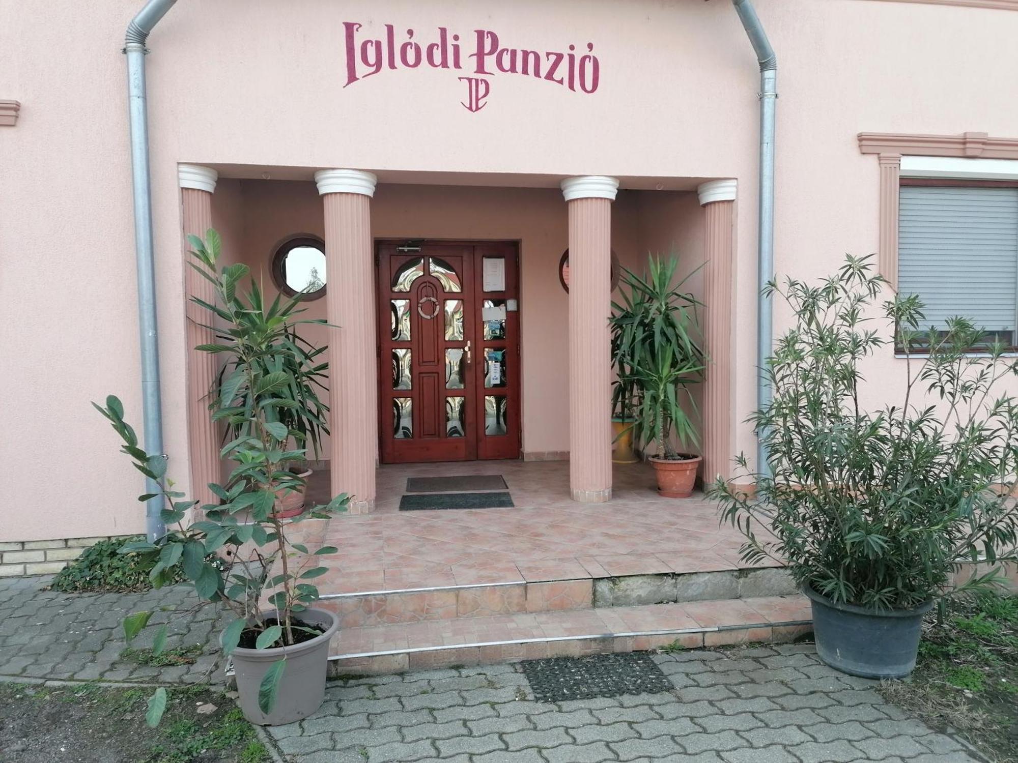 Hotel Iglódi Panzió Kunszentmárton Exterior foto
