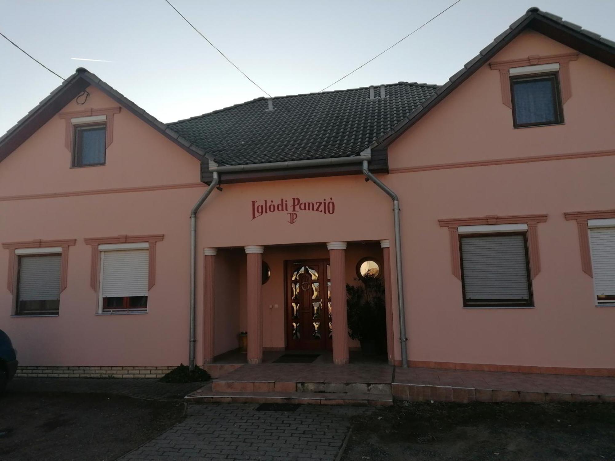 Hotel Iglódi Panzió Kunszentmárton Exterior foto
